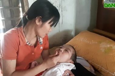 Thương cảnh mẹ nghèo bất lực nhìn con trai chết mòn trên giường.