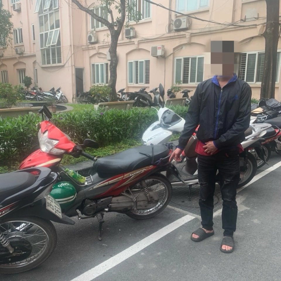 Người giúp việc lấy xe máy của chủ nhà diễn xiếc trên Đại lộ Thăng Long - 1