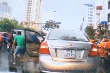 Tài xế ô tô “ăn hôi” chùm vải sau vụ va chạm giao thông gây phẫn nộ
