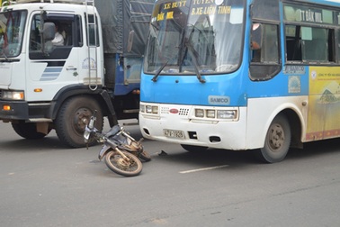 Xe buýt tông xe máy, 2 người nhập viện