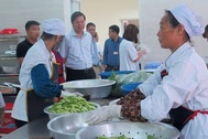 Ngăn chặn nguy cơ ngộ độc thực phẩm bếp ăn tập thể trong mùa hè
