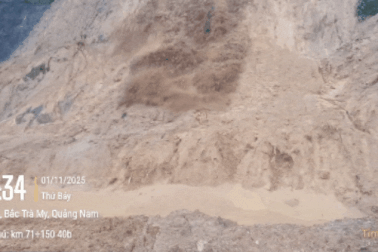 Bùn đất từ đồi bất ngờ đổ ập xuống vùi máy múc, tài xế thoát nạn