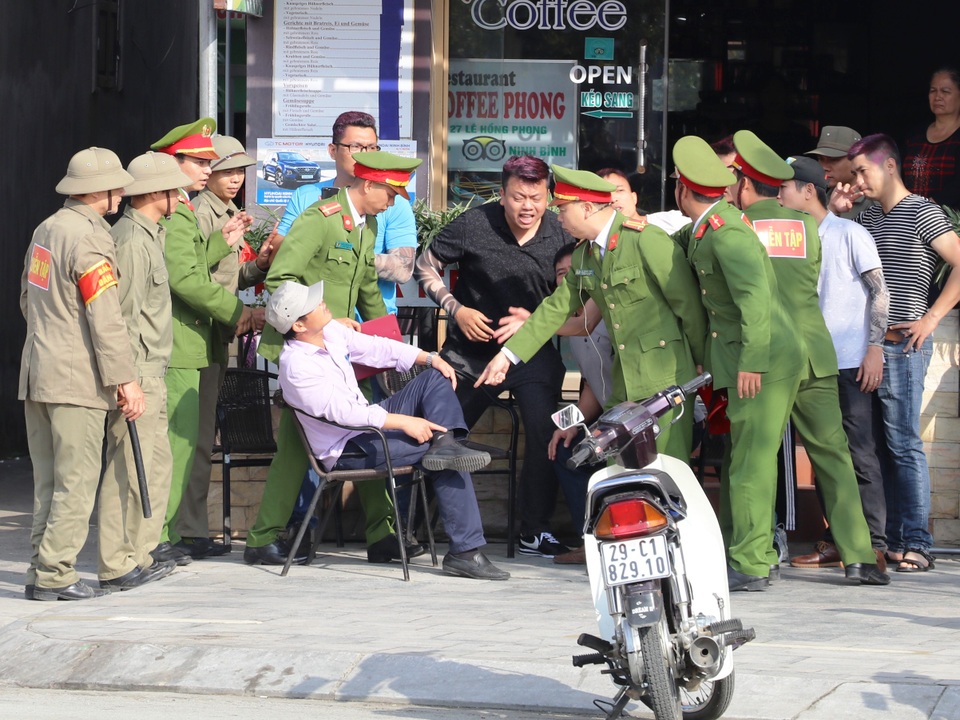 Công an nổ súng bắt giữ nhóm côn đồ đòi nợ trong tình huống giả định - 1 Công an nổ súng bắt giữ nhóm côn đồ đòi nợ trong tình huống giả định - 1