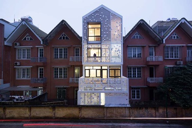 Chiêm ngưỡng ngôi nhà “trắng” độc đáo của Việt Nam trên báo nước ngoài