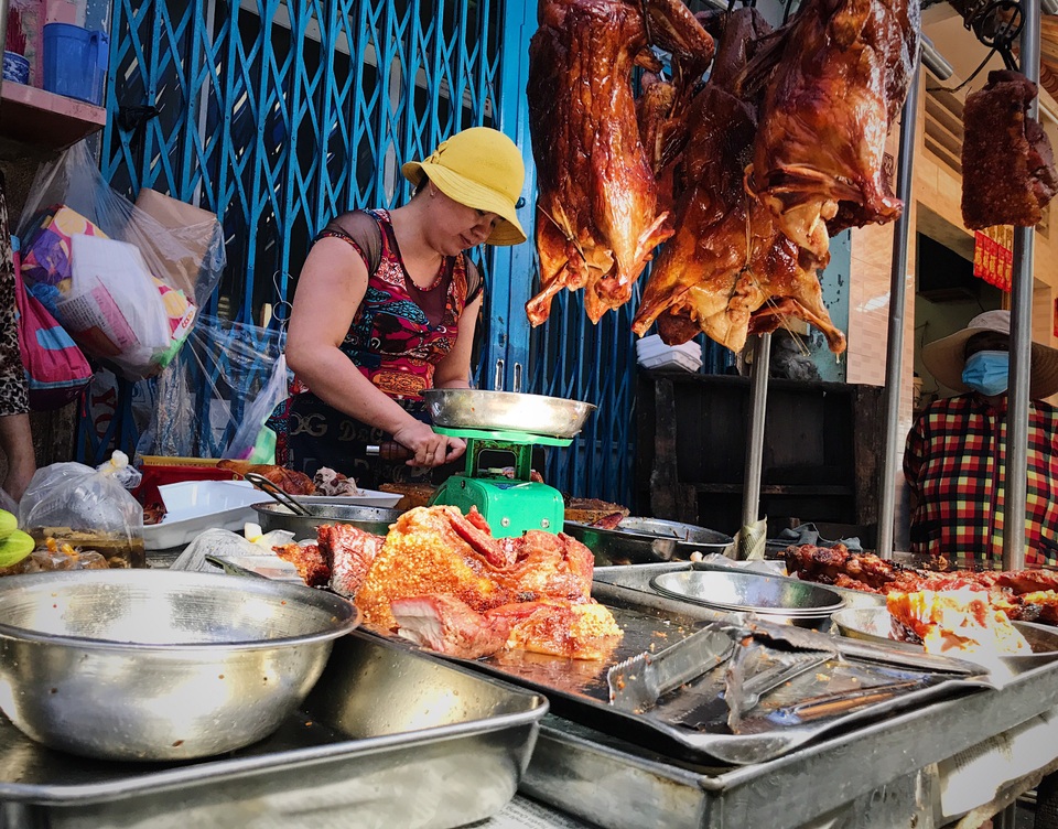 Tiểu thương than trời vì ế vàng mã, heo, vịt trong ngày Rằm tháng 7 - 4 Tiểu thương than trời vì ế vàng mã, heo, vịt trong ngày Rằm tháng 7 - 4