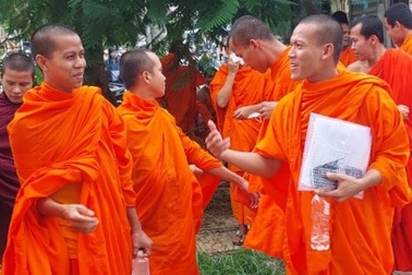 Nhà sư đi thi tốt nghiệp THPT