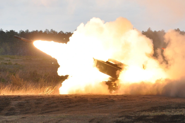 Ukraine phóng "hỏa thần" HIMARS, cầu huyết mạch ở Kherson hư hỏng nặng