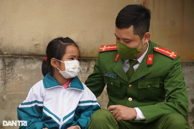 Giây phút giằng co với "tử thần" của Thượng úy công an cứu bé đuối nước