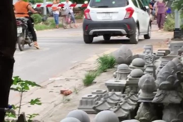 Tài xế ô tô đậu xe sát đường sắt khiến chắn tàu không thể đóng lại được
