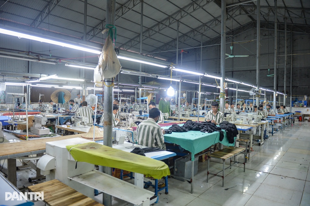 Phạm nhân nam và những đường may mền mại sau cánh cổng trại giam - 1