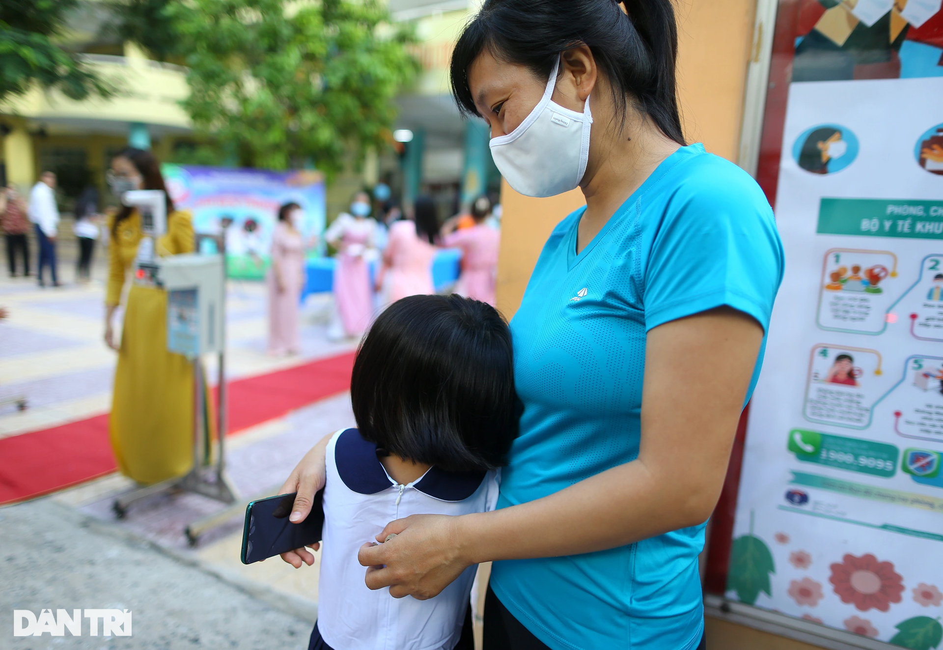 Khoảnh khắc đáng yêu của học sinh lớp 1 ngày đầu tựu trường ở TPHCM - 7 Khoảnh khắc đáng yêu của học sinh lớp 1 ngày đầu tựu trường ở TPHCM - 7