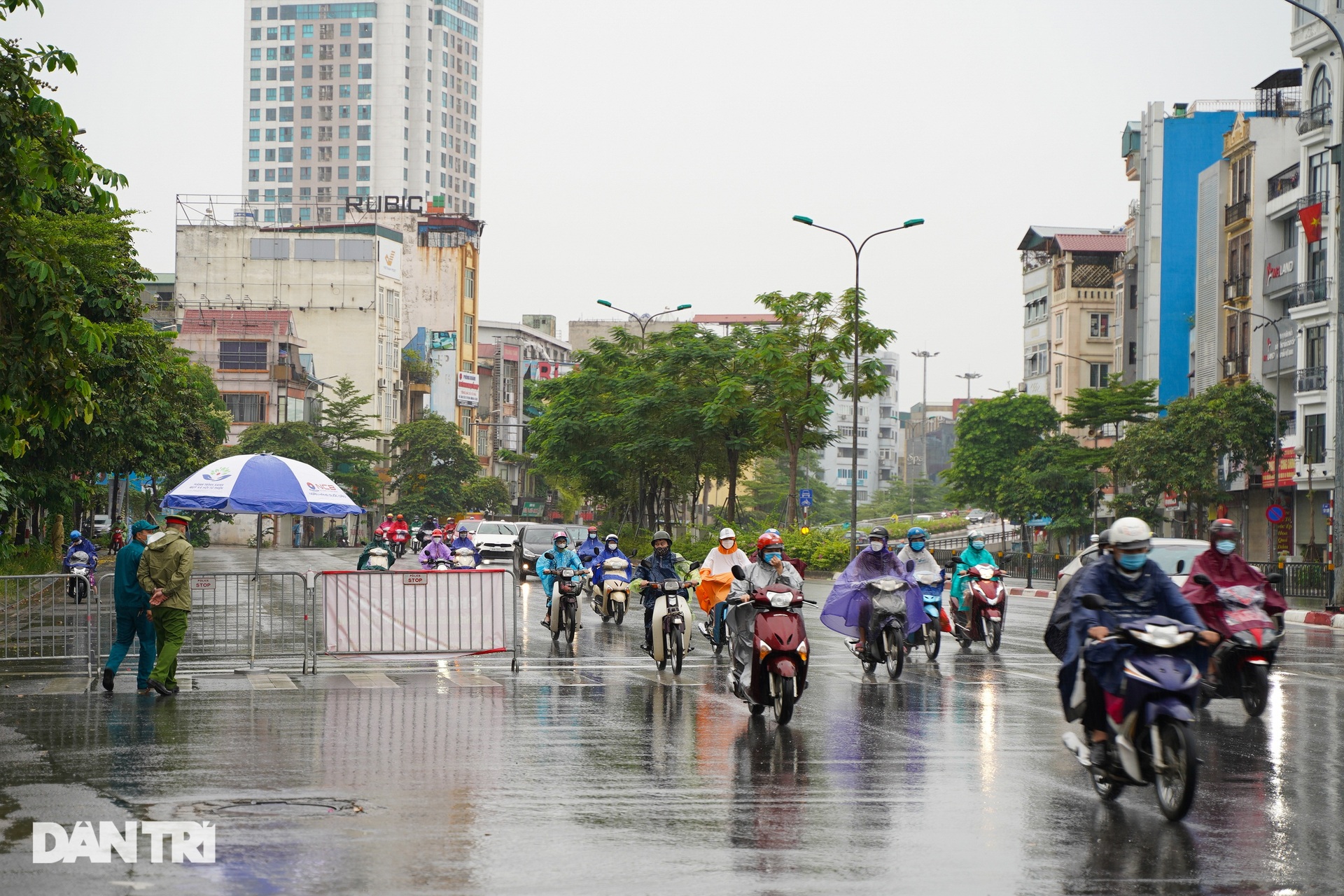 Dân ngỡ ngàng khi nhiều chốt xả trạm, nhiều điểm siết chặt giấy đi đường - 11 Dân ngỡ ngàng khi nhiều chốt xả trạm, nhiều điểm siết chặt giấy đi đường - 11