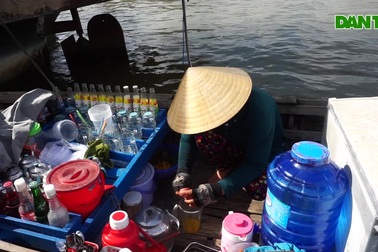 Những người "níu kéo" chợ nổi trong dịch Covid-19