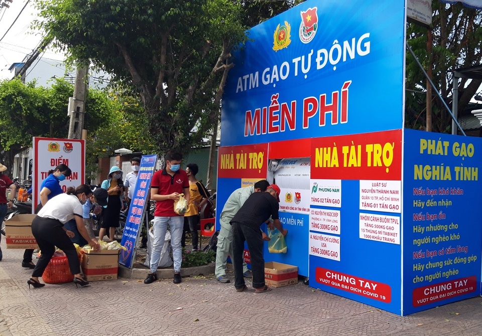 ATM gạo nghĩa tình cho người dân nghèo Vĩnh Long - 2 ATM gạo nghĩa tình cho người dân nghèo Vĩnh Long - 2