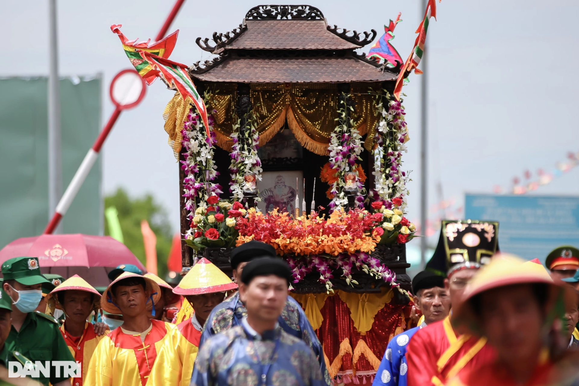 Hàng nghìn người dân đổ ra đường đón đoàn rước Nghinh Ông - 9 Hàng nghìn người dân đổ ra đường đón đoàn rước Nghinh Ông - 9