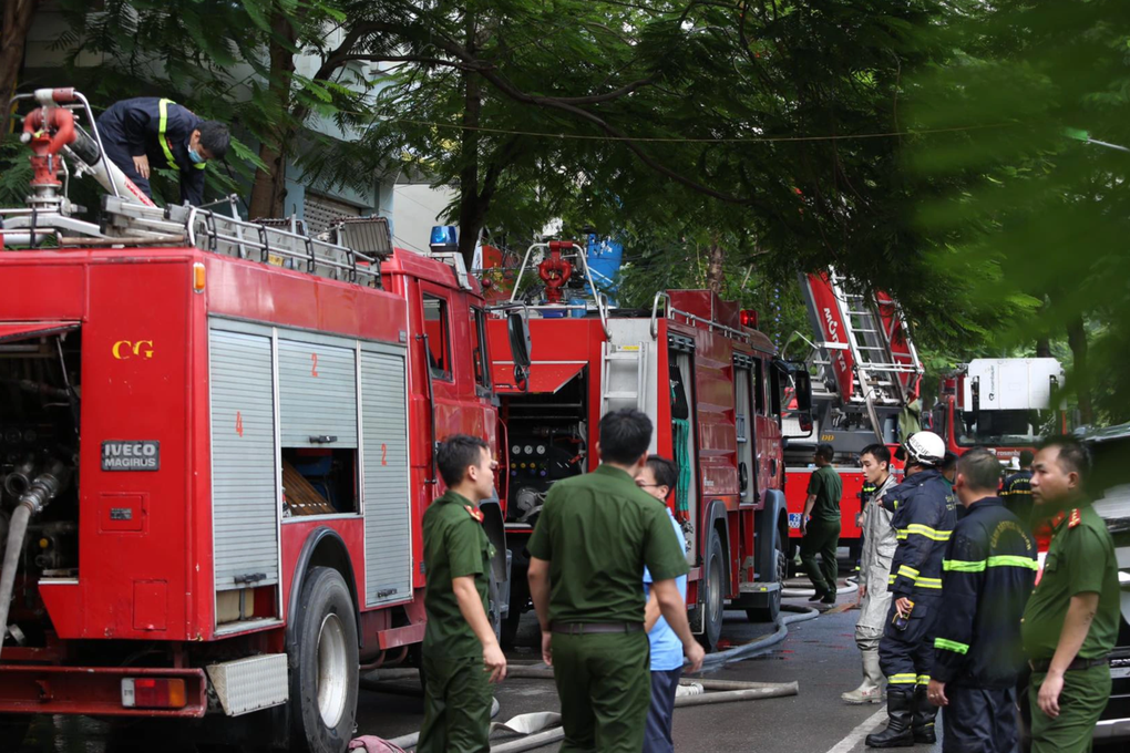 Những chiến sĩ kiệt sức sau đám cháy, đau đớn trước hy sinh của đồng đội - 2 Những chiến sĩ kiệt sức sau đám cháy, đau đớn trước hy sinh của đồng đội - 2