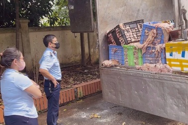 Phát hiện xe chở hơn 2 tấn mỡ và da bò bốc mùi chuẩn bị tiêu thụ ở Hà Nội