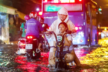 Triều cường ở TPHCM đạt đỉnh 1,85m, nguy cơ ngập sâu nhiều nơi