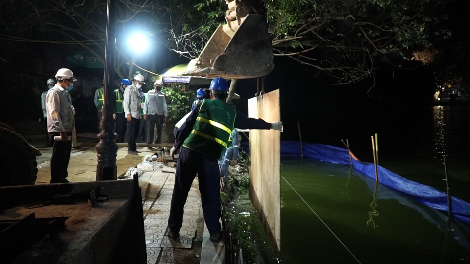 Hàng chục công nhân trắng đêm thi công 40m bờ kè hồ Gươm chống sạt lở - 8 Hàng chục công nhân trắng đêm thi công 40m bờ kè hồ Gươm chống sạt lở - 8