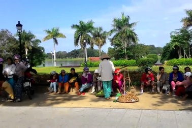 Tiểu thương tập trung trước trụ sở Ủy ban tỉnh Thừa Thiên Huế