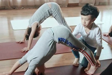 Học yoga để chữa tự kỷ, cậu bé 8 tuổi kiếm được hàng trăm triệu