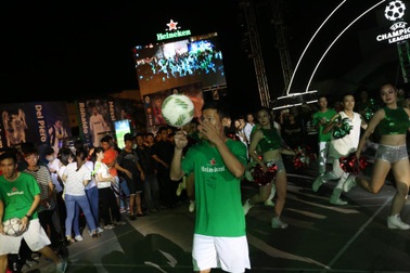 Từ thủ đô đến đất Cảng, hàng vạn tín đồ bóng đá hòa chung nhịp đập đón cúp UEFA Champions League