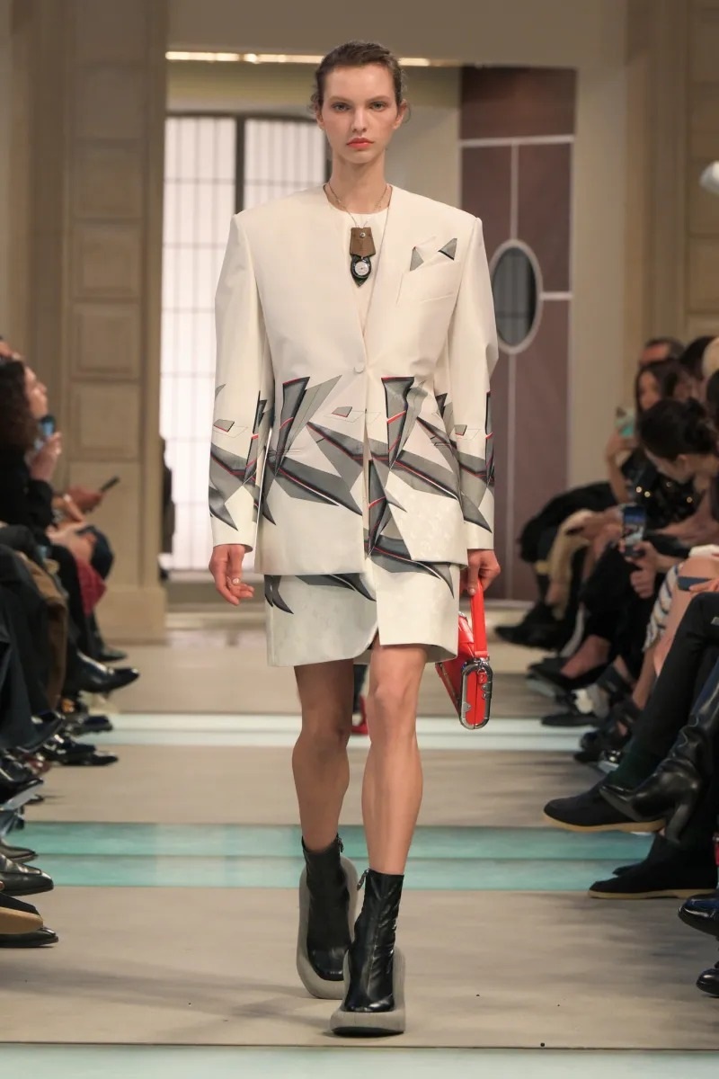 View - Lisa diện đồ xẻ ngực gợi cảm, gặp gỡ "người tình màn ảnh" của Kim Soo Hyun | Báo Dân trí