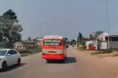 Tài xế đánh lái "thần sầu" tránh người đi xe máy "từ dưới đất chui lên"