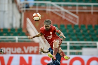 Hoàng Anh Gia Lai rơi khỏi top 8, CLB TPHCM chật vật tìm vé trụ hạng