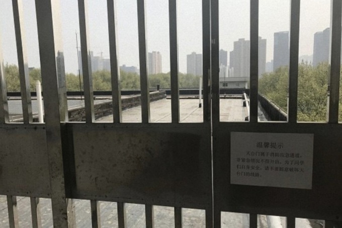 Nghiên cứu sinh nhảy lầu tự tử, kết quả điều tra hé lộ điều đáng sợ về giáo sư hướng dẫn - Ảnh 1. Nghiên cứu sinh nhảy lầu tự tử, kết quả điều tra hé lộ điều đáng sợ về giáo sư hướng dẫn - Ảnh 1.