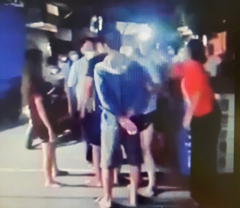 Vụ tụ tập ăn đêm tại chốt kiểm dịch ở Hà Nội: 8 người bị phạt 24 triệu đồng - 2 Vụ tụ tập ăn đêm tại chốt kiểm dịch ở Hà Nội: 8 người bị phạt 24 triệu đồng - 2
