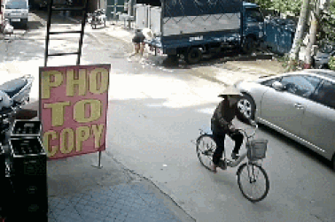 Tài xế ô tô suýt gây tai nạn chết người vì nhầm chân ga