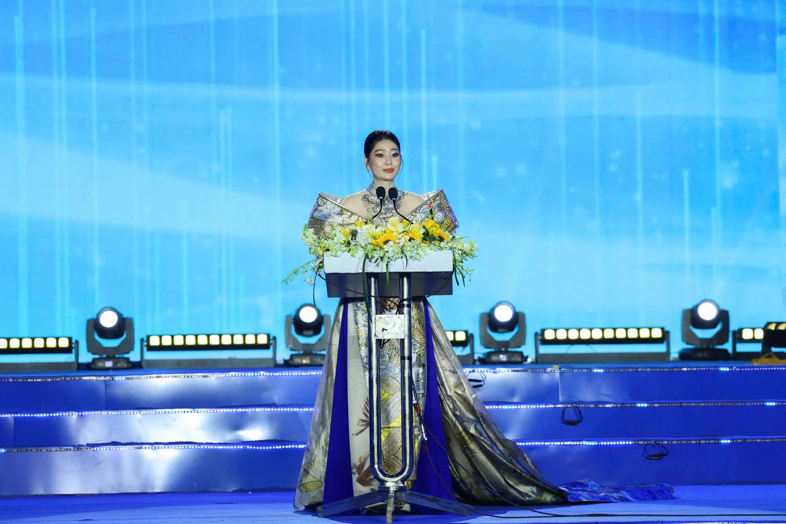 Nguyễn Hoài Linh đăng quang Hoa hậu Biển Việt Nam 2024 - 4 Nguyễn Hoài Linh đăng quang Hoa hậu Biển Việt Nam 2024 - 4
