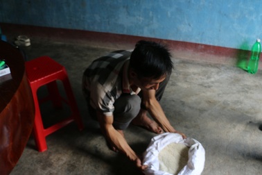 Người nghèo mang gạo hỗ trợ đi bán vì... quá khó ăn (!)