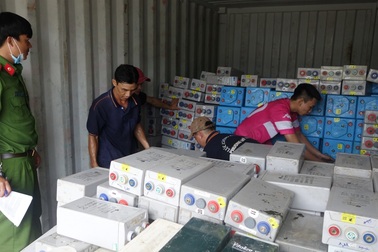 Bắt xe tải, xe đầu kéo chở hàng chục tấn chất thải nguy hại