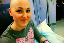 Cắt ngực, hóa trị 2 lần, rụng hết tóc mới biết không hề mắc ung thư