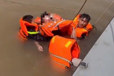 Cảnh sát kịp thời cứu người đàn ông nhảy cầu Nhật Tân - 1