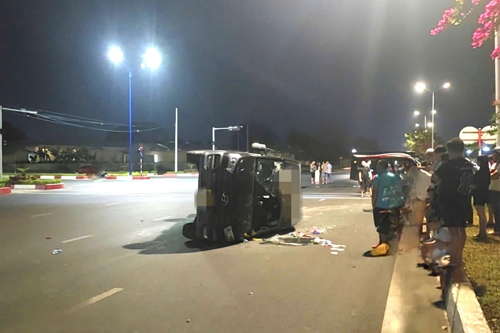 Xe 16 chỗ lật nhào sau va chạm, hành khách kêu cứu ở TPHCM - 1