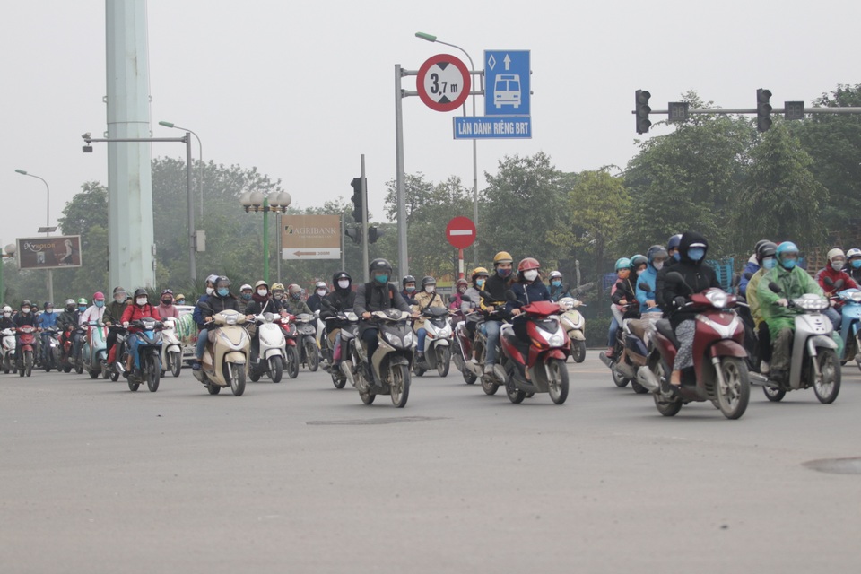 Hà Nội: Dòng người nườm nượp đổ ra đường như chưa hề có lệnh cách ly - 10 Hà Nội: Dòng người nườm nượp đổ ra đường như chưa hề có lệnh cách ly - 10