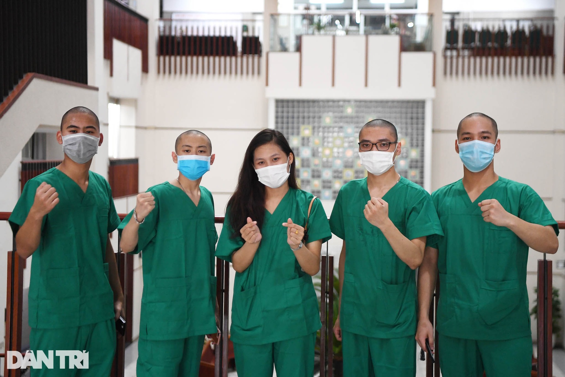 Xúc động khoảnh khắc 230 chiến sĩ áo xanh lên đường vào TPHCM chống dịch - 5 Xúc động khoảnh khắc 230 chiến sĩ áo xanh lên đường vào TPHCM chống dịch - 5