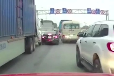 Xe con lĩnh hậu quả vì chạy xe lấn làn và lọt vào điểm mù container