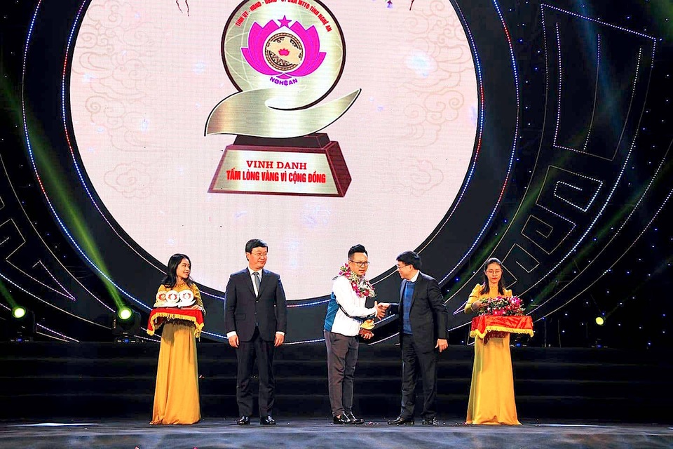 Thay mặt cho Văn phòng báo Dân trí tại Nghệ An, nhà báo Nguyễn Phê - Phó trưởng Văn phòng Bắc Miền trung nhận bảng biểu trưng "Vinh danh tấm lòng vàng vì cộng đồng 2020". Thay mặt cho Văn phòng báo Dân trí tại Nghệ An, nhà báo Nguyễn Phê - Phó trưởng Văn phòng Bắc Miền trung nhận bảng biểu trưng "Vinh danh tấm lòng vàng vì cộng đồng 2020".