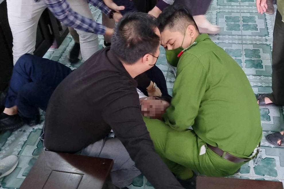 Giám đốc doanh nghiệp bất động sản nghi uống thuốc định tự tử tại tòa - 1 Giám đốc doanh nghiệp bất động sản nghi uống thuốc định tự tử tại tòa - 1