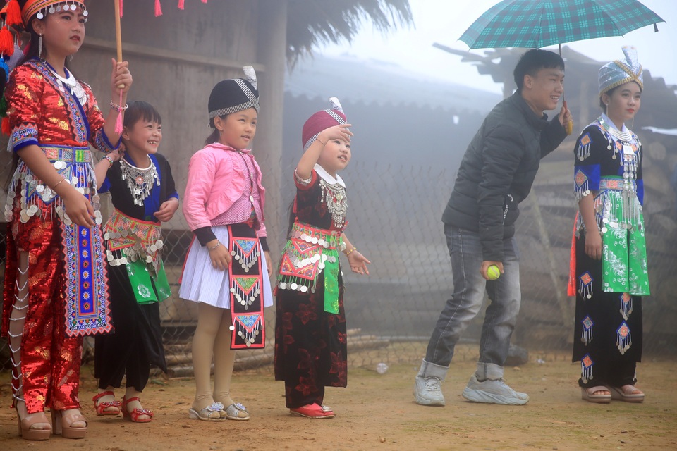 Lên biên giới xem thiếu nữ Mông xinh đẹp ném pao ngày Xuân - 5 Lên biên giới xem thiếu nữ Mông xinh đẹp ném pao ngày Xuân - 5