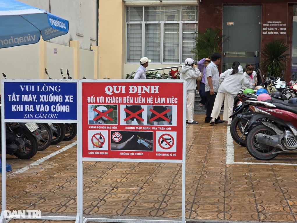 Người mặc quần ngắn đến trung tâm hành chính được mượn váy chống nắng - 1 Người mặc quần ngắn đến trung tâm hành chính được mượn váy chống nắng - 1