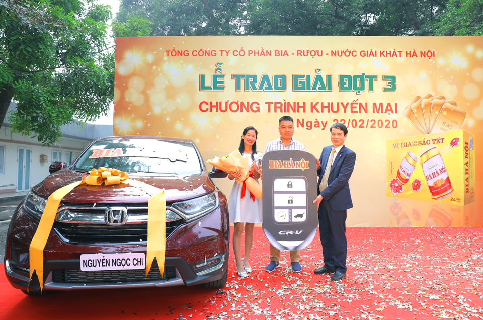 Bia Hà Nội trao giải cho những khách hàng may mắn cuối cùng trong chương trình khuyến mại “Vị Bia làm nên sắc Tết” - 2 Bia Hà Nội trao giải cho những khách hàng may mắn cuối cùng trong chương trình khuyến mại “Vị Bia làm nên sắc Tết” - 2