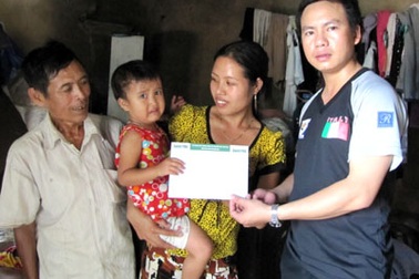 Quà nhân ái trở lại với cháu bé có 4 quả thận 