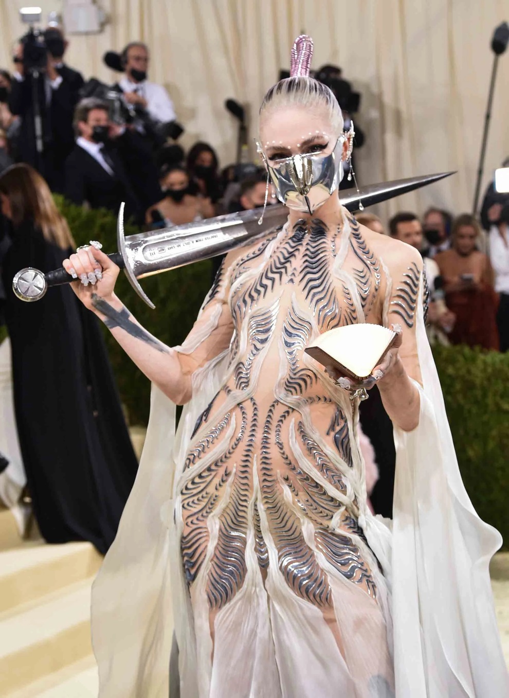 Nữ ca sĩ Grimes chụp ảnh một mình trên thảm đỏ Met Gala diễn ra hồi đầu tháng này. Nữ ca sĩ Grimes chụp ảnh một mình trên thảm đỏ Met Gala diễn ra hồi đầu tháng này.