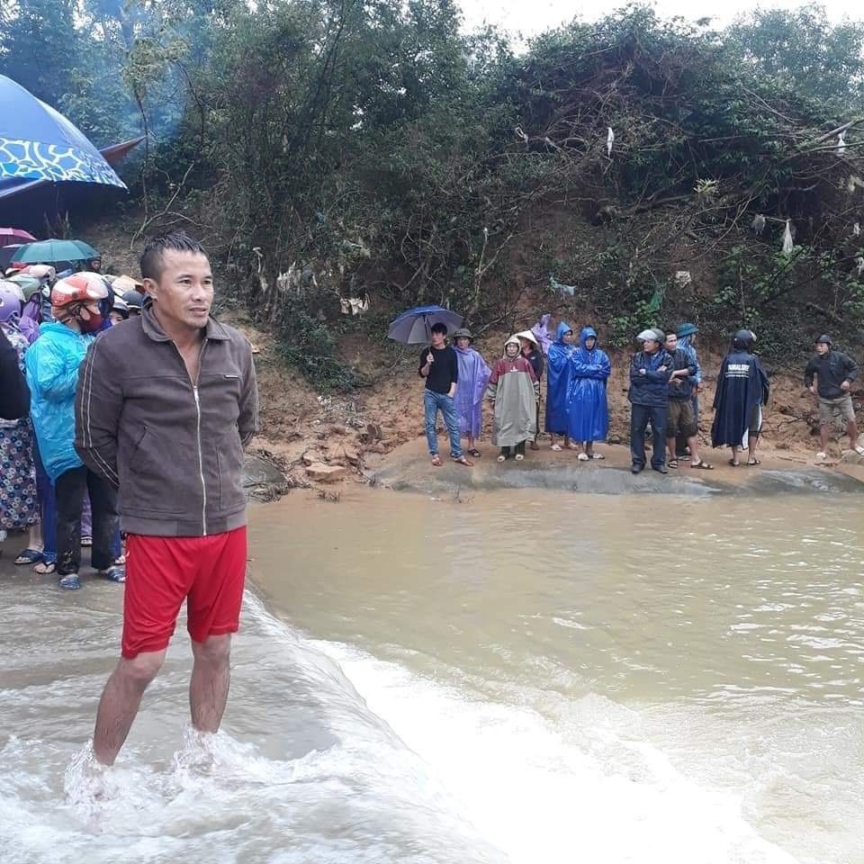 Bị nước cuốn lúc đi chăn bò, học sinh lớp 6 tử vong - 1 Bị nước cuốn lúc đi chăn bò, học sinh lớp 6 tử vong - 1