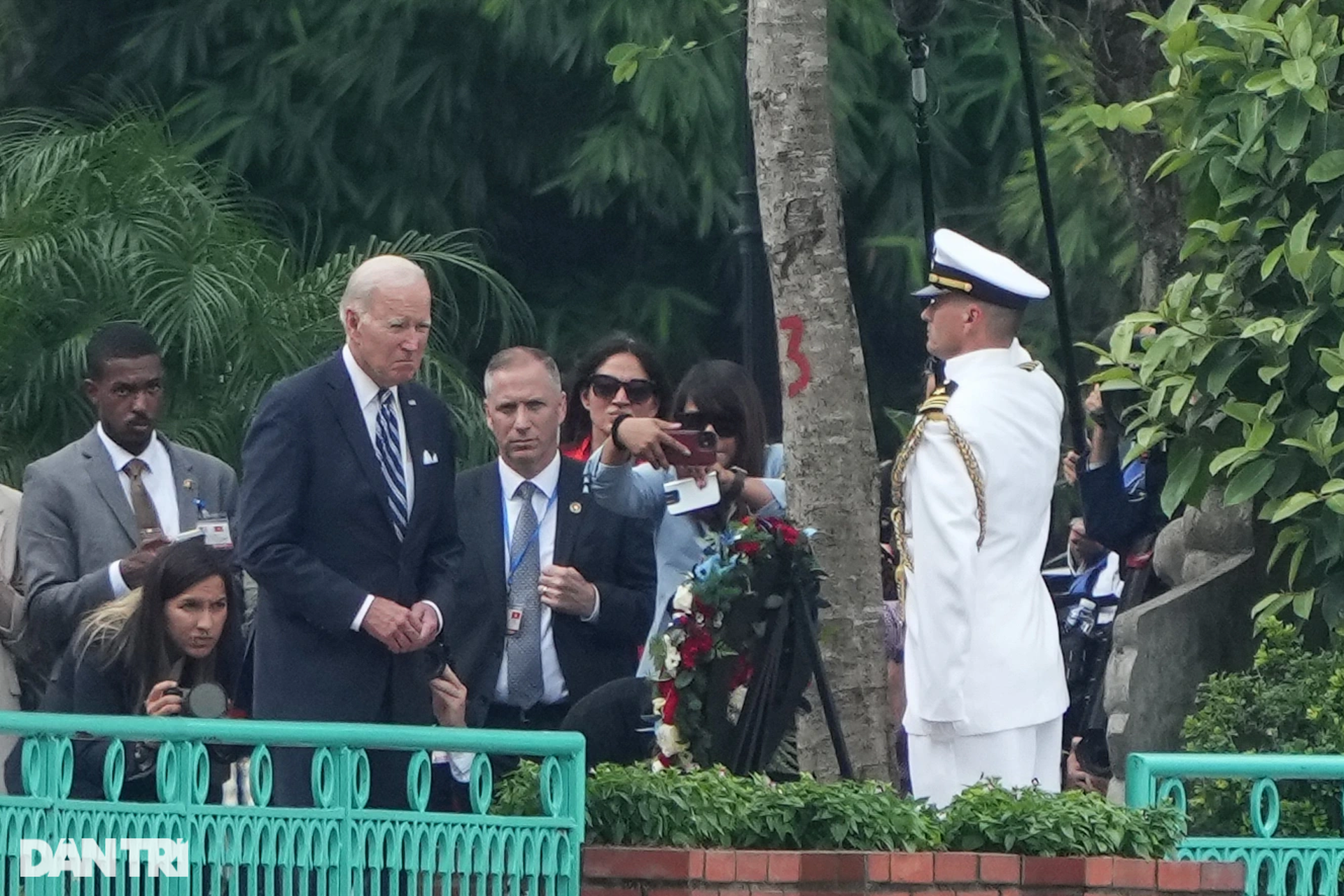 Tổng thống Mỹ Joe Biden thăm phù điêu cố thượng nghị sĩ John McCain - 1 Tổng thống Mỹ Joe Biden thăm phù điêu cố thượng nghị sĩ John McCain - 1